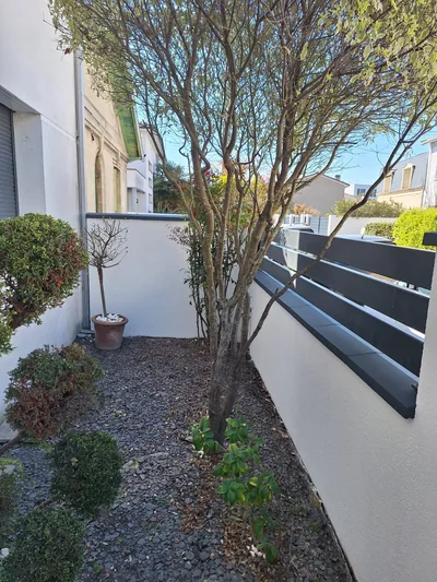 Après travaux - mur de garage côté jardin Mérignac