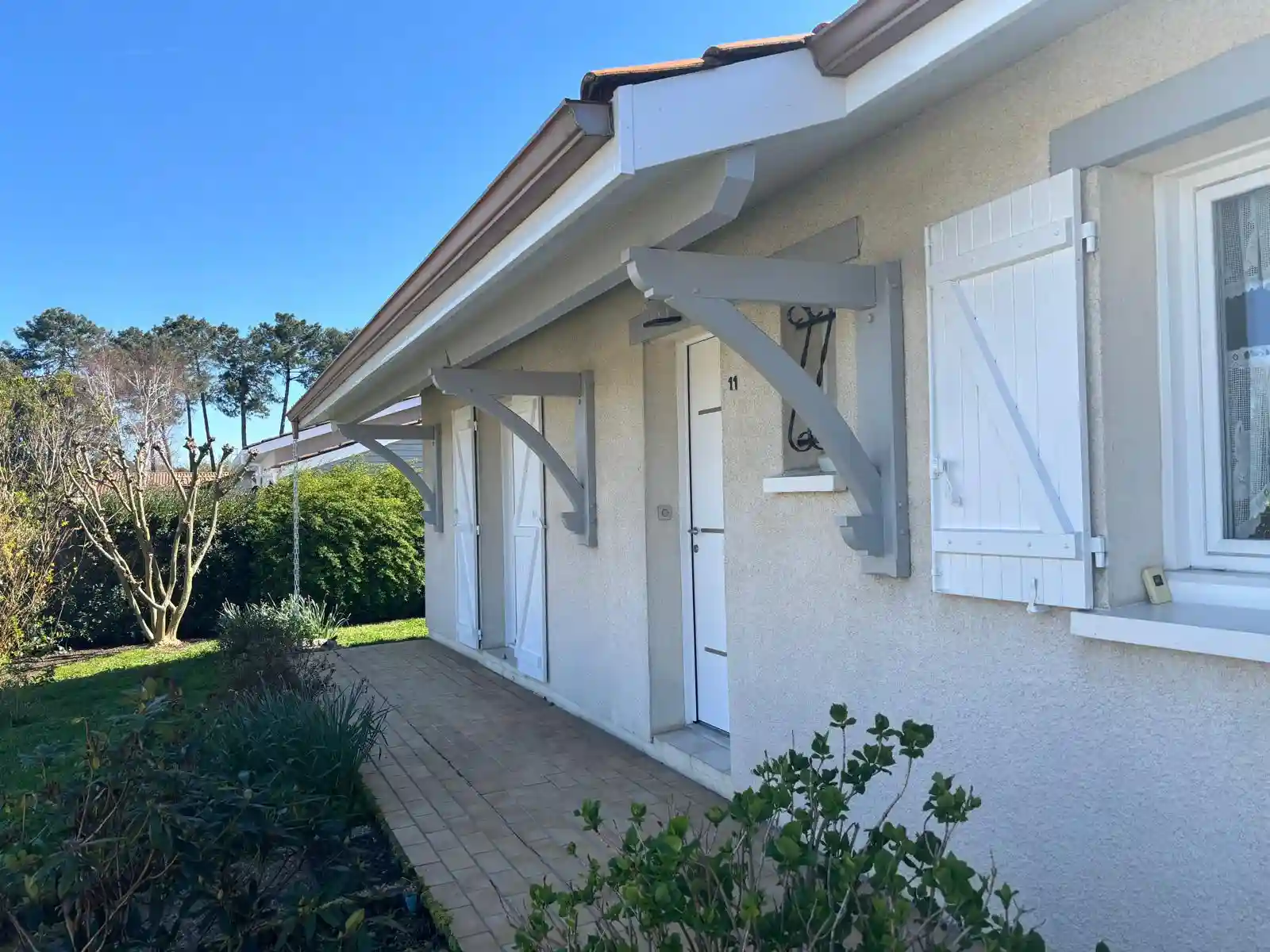 Ravalement de façade de maison, boiseries extérieures et volets bois à Gujan-Mestras par JS Ambiance Peinture