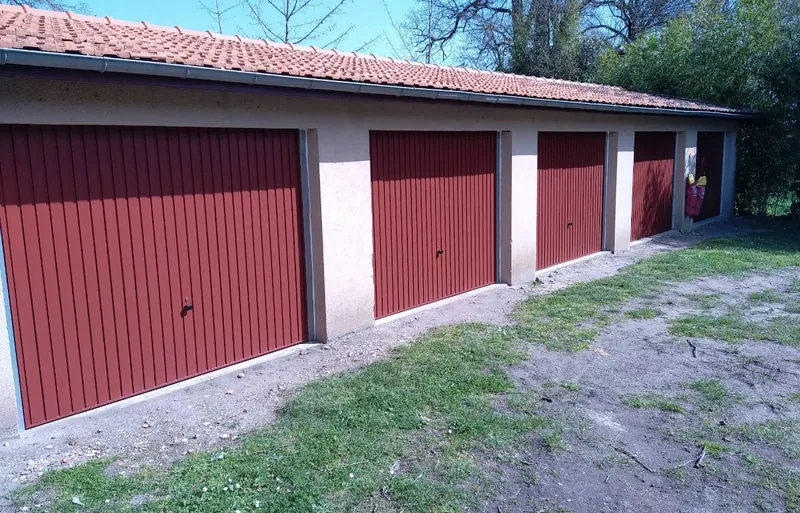 Rangée de portes de garage en bois repeintes en rouge bordeaux au Pian-Médoc par JS Ambiance Peinture