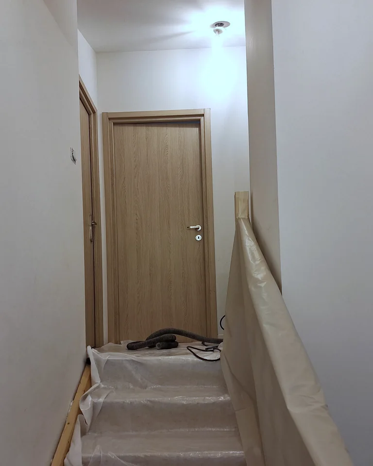 Marches et palier protégés pour la peinture d'une cage d'escalier à Gujan-Mestras