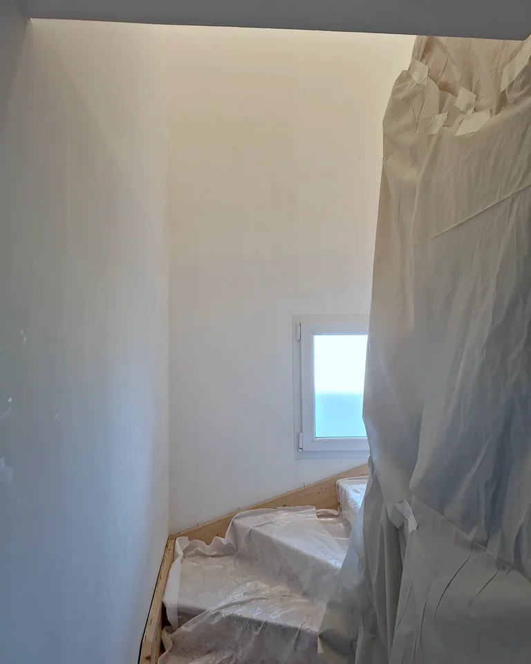 Cage d'escalier protégée avant mise en peinture des murs et du plafond à Gujan-Mestras