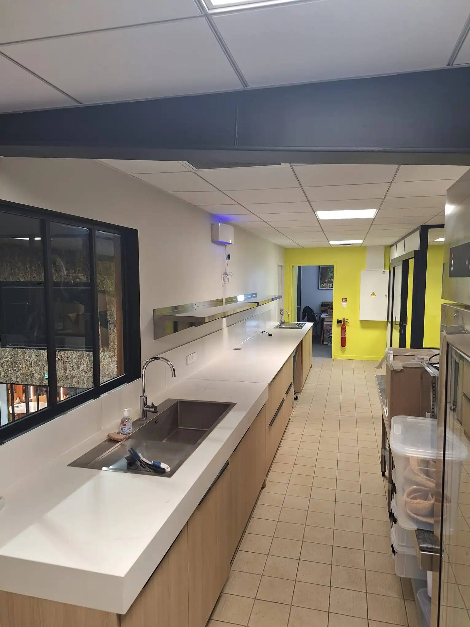 Protection et préparation des supports dans un laboratoire professionnel à Mérignac avant peinture par JS Ambiance Peinture