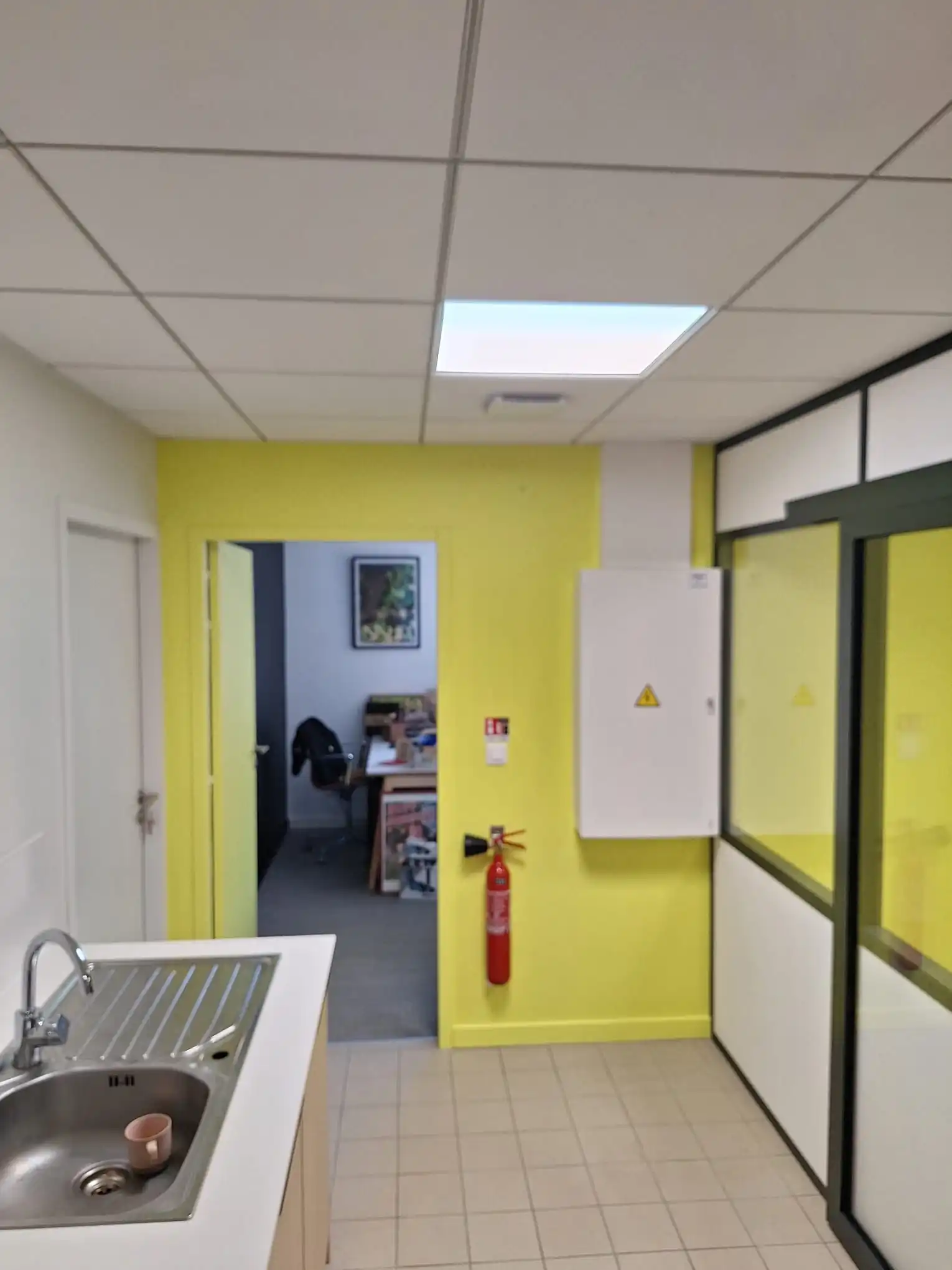 Finition peinture velours dans un laboratoire professionnel à Mérignac après intervention JS Ambiance Peinture