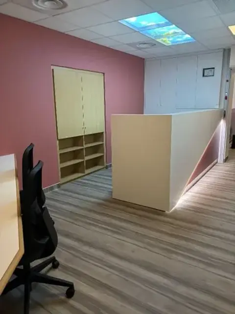 Accueil rénové à l'Institut Bergonié de Bordeaux avec murs roses et banque peinte en finition soignée par JS Ambiance Peinture