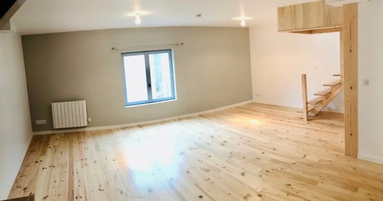 Rénovation intérieure avec parquet bois et mur d'accent à Canéjan par JS Ambiance Peinture