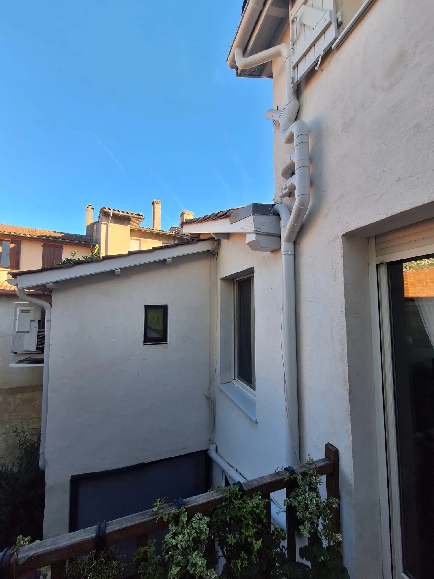 Façade arrière avec gouttière traitée à l'Unilox Fer, rue Condorcet à Bordeaux