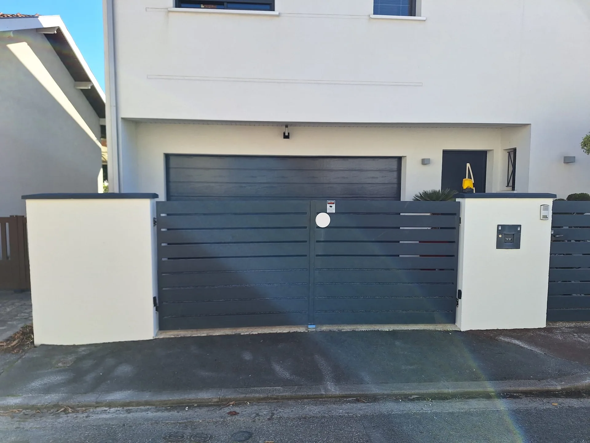 Aprà¨s travaux - portail et clôture teinte gris anthracite