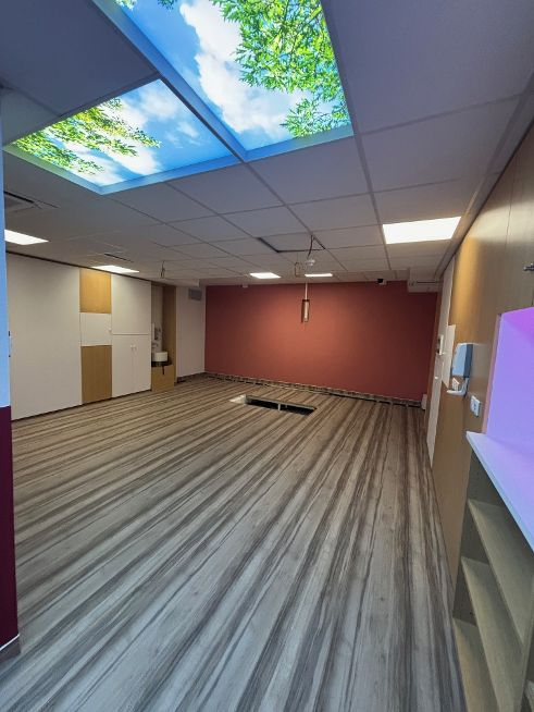 Espace de travail lumineux après rénovation complète à l'Institut Bergonié – peinture, toile de verre, menuiseries laquées, Bordeaux Saint-Genès